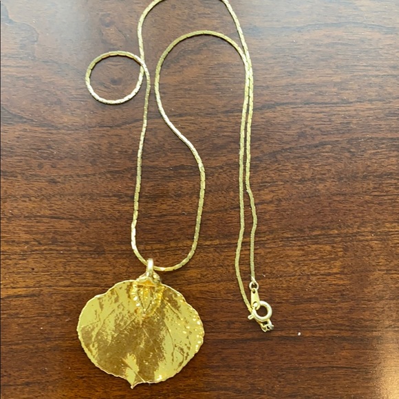 Gold Aspen leaf necklace - Picture 2 of 5